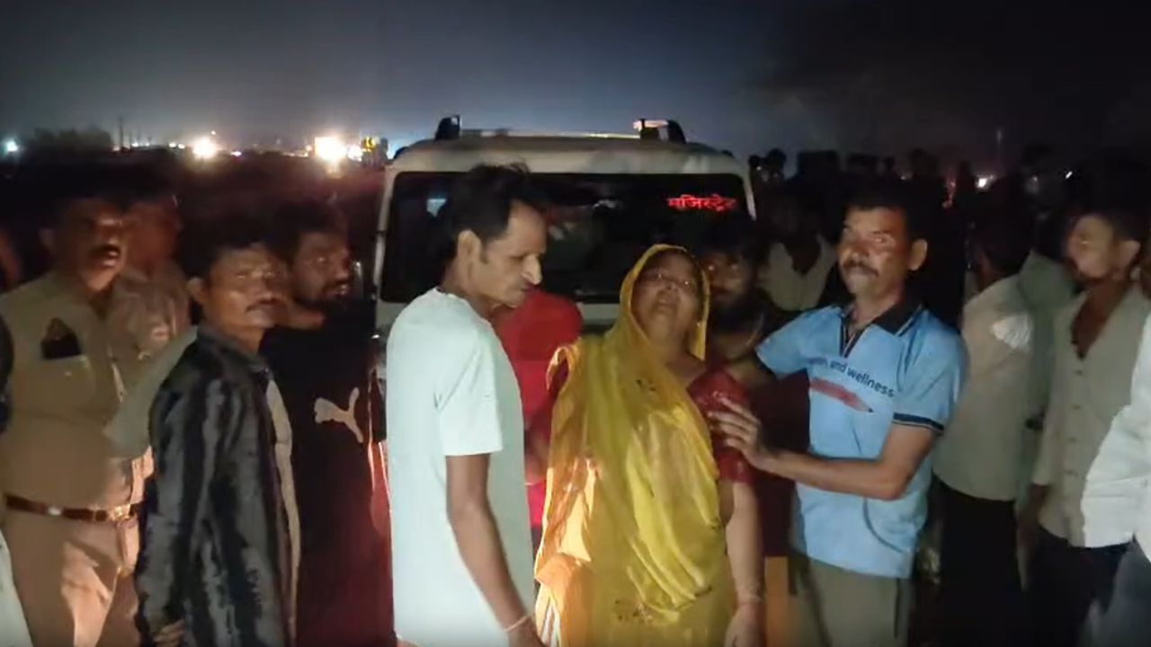 हाथरस में बड़ा सड़क हादसा: नायब तहसीलदार की गाड़ी की टक्कर से दादा-नाती की मौत, हाई-वे पर ग्रामीणों का हंगामा