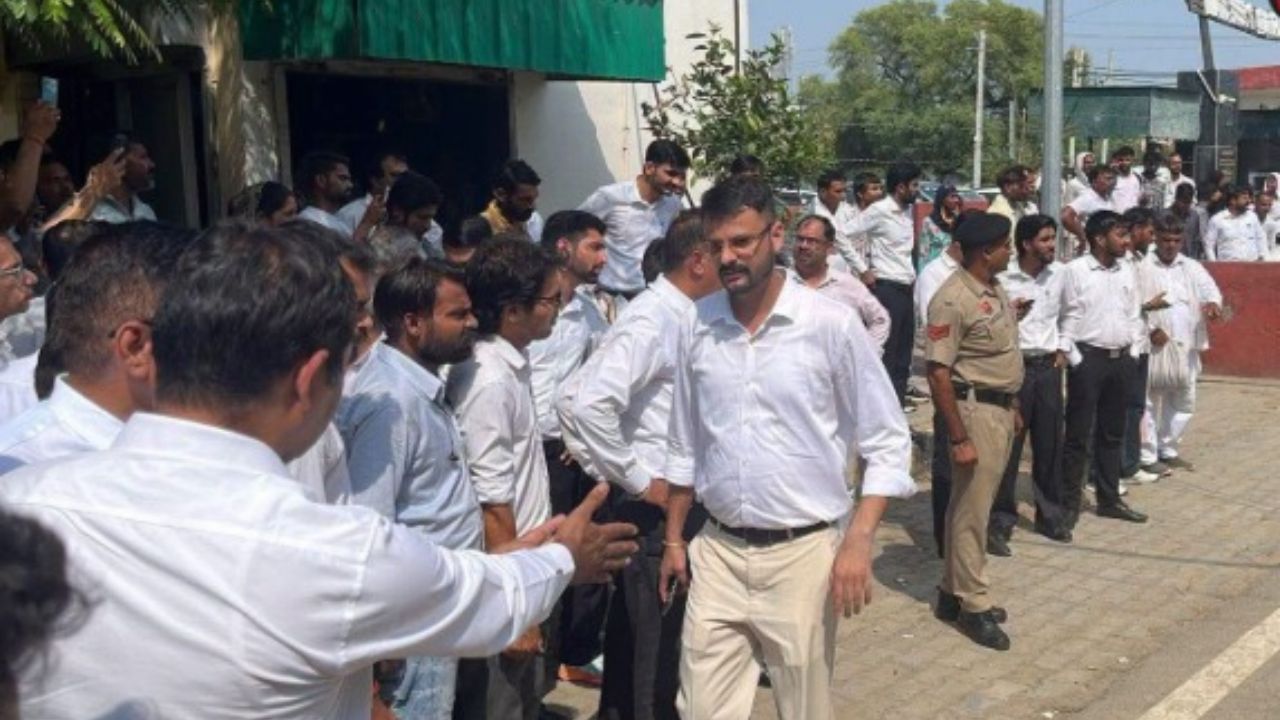 Firing in Gang War: कोर्ट के बाहर कई राउंड फायरिंग, पेशी पर आए गैंगस्टर की गोली मारकर हत्या; हिसार में हड़कंप