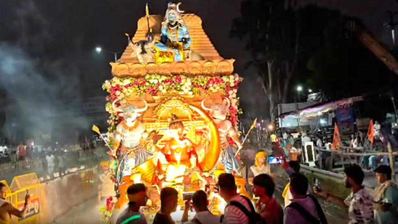 मुजफ्फरनगर में 30 शिवभक्तों की टोली लाई 15 लाख की ऐसी कांवड़, दर्शन पाते ही मंत्रमुग्ध हुए श्रद्धालु
