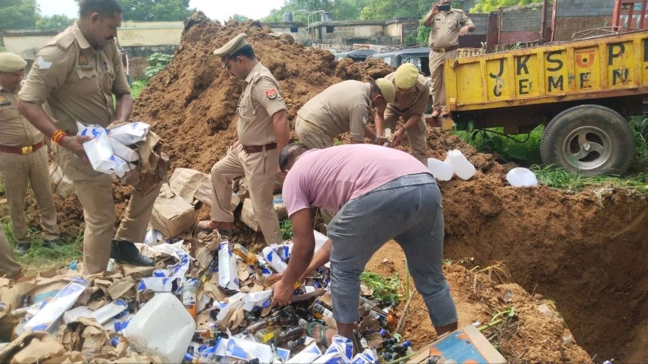 33 लाख की शराब पर चला JCB, मिर्जापुर पुलिस ने 10 हजार लीटर जहरीली-अवैध शराब की जमींदोज