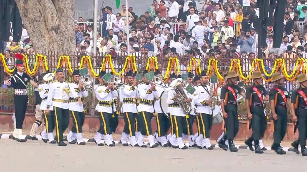 इस साल के समारोह की सबसे खास बात ‘वंदे मातरम्’ रही। 150 साल पूरे होने के अवसर पर पहली बार स्वतंत्रता दिवस समारोह के दौरान लाल किले की प्राचीर से इसे प्रस्तुत किया गया। सरकार ने इस साल के आयोजन में ‘150 Years of Vande Mataram’ और ‘Yuva Shakti for Viksit Bharat@2047’ को प्रमुख विषय बनाया है। (Img: X)
