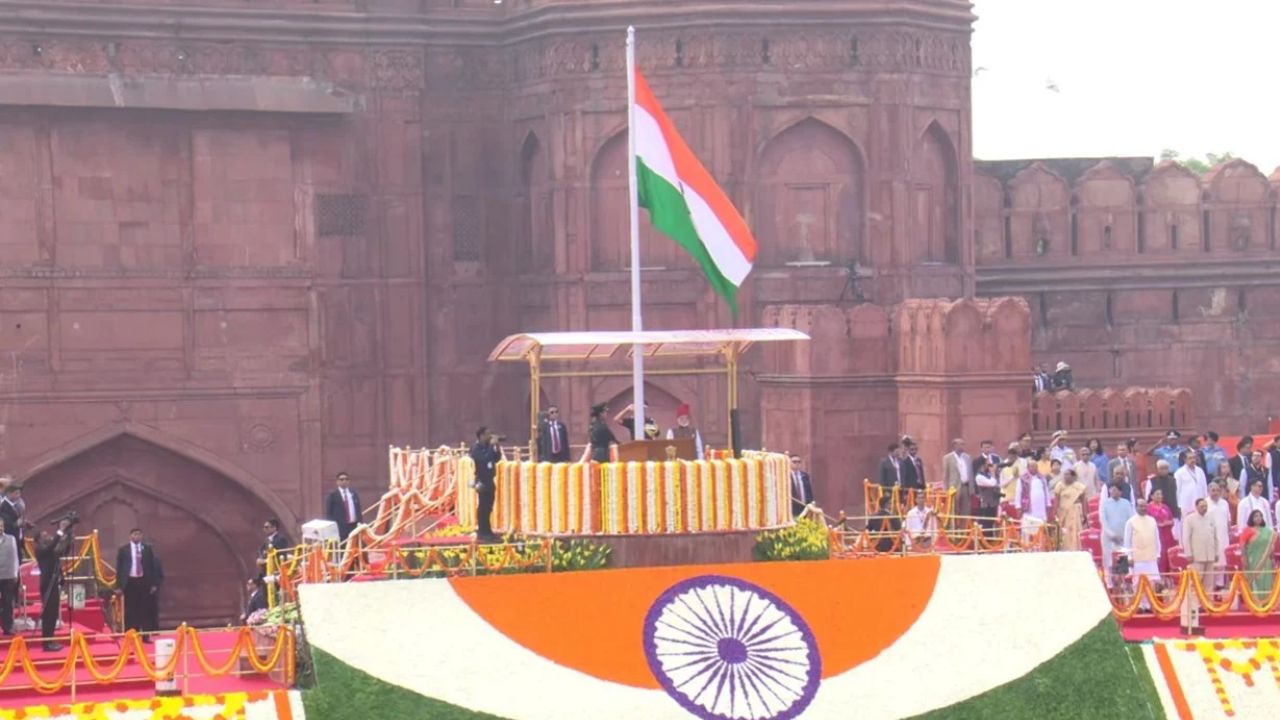 देशभर में शनिवार, 15 अगस्त को 80वां स्वतंत्रता दिवस पूरे उत्साह के साथ मनाया गया। दिल्ली के ऐतिहासिक लाल किले पर मुख्य समारोह हुआ, जहां प्रधानमंत्री नरेंद्र मोदी ने तिरंगा फहराया और देश को संबोधित किया। यह लाल किले से उनका लगातार 13वां स्वतंत्रता दिवस संबोधन रहा। (Img: X)