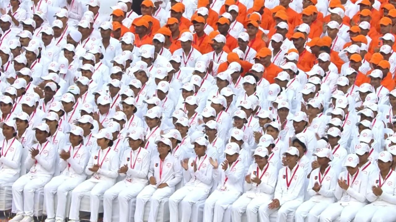 सफाईकर्मियों, मेट्रो कर्मचारियों, अस्पतालों के कर्मचारियों और अन्य क्षेत्रों में बेहतर काम करने वाले लोगों को भी इस खास आयोजन का हिस्सा बनाया गया। (Img: X)