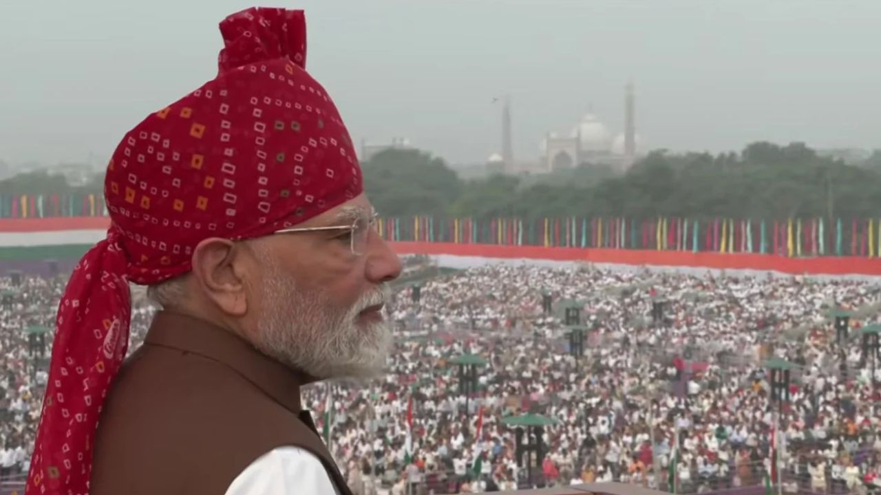 हर साल की तरह इस बार भी प्रधानमंत्री नरेंद्र मोदी की पगड़ी चर्चा में रही। स्वतंत्रता दिवस के मौके पर उनकी पगड़ी अब समारोह की पहचान का हिस्सा बन चुकी है। इस बार भी पारंपरिक अंदाज और रंगों के मेल ने लोगों का ध्यान खींचा। उनका पहनावा समारोह की तस्वीरों में खास नजर आया। (Img: X)
