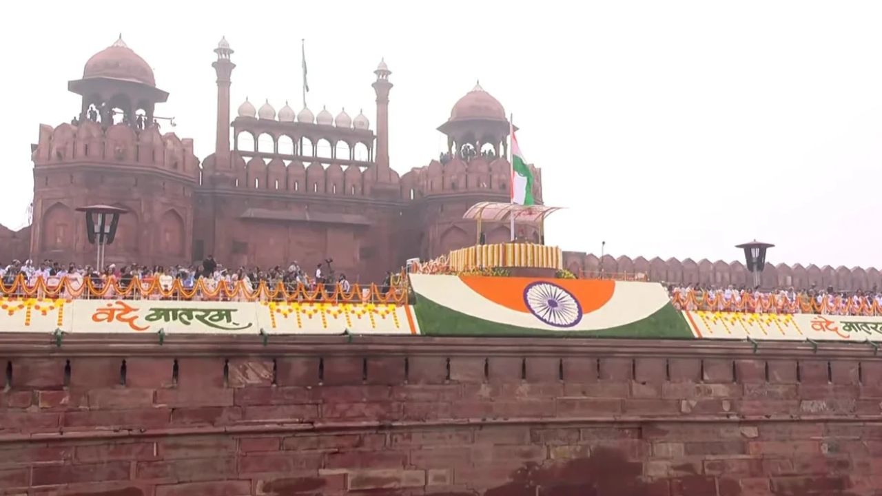 प्रधानमंत्री मोदी ने अपने संबोधन में 2047 तक भारत को विकसित राष्ट्र बनाने के लक्ष्य पर जोर दिया। उन्होंने युवाओं की भूमिका को अहम बताते हुए विकास की यात्रा में उनकी ऊर्जा और सोच को आगे रखने की बात कही। समारोह में ‘वंदे मातरम्’ की गूंज ने माहौल में देशभक्ति का रंग और गहरा कर दिया। (Img: X)