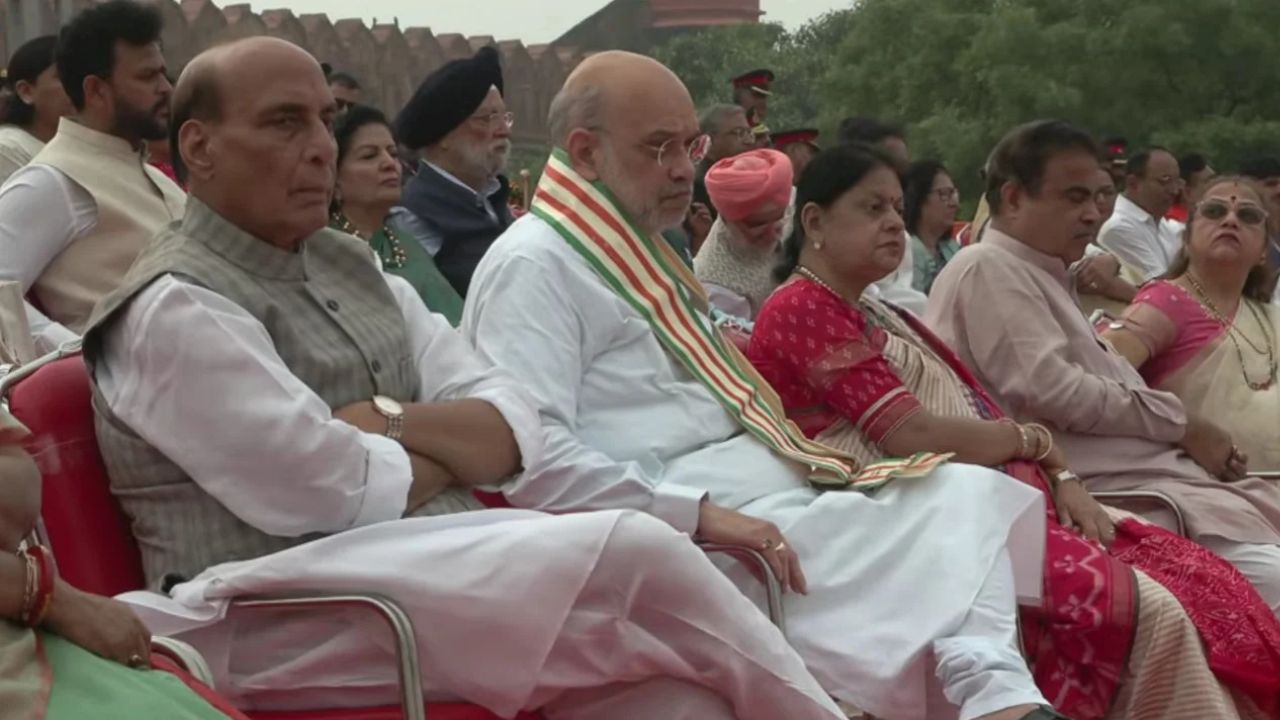80वें स्वतंत्रता दिवस का यह समारोह में केंद्रीय गृह मंत्री अमित शाह और रक्षा मंत्री राजनाथ सिंह समेत कई राजनेता उपस्थित रहे। (Img: X)