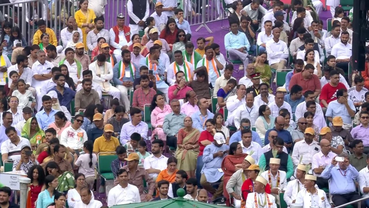 लाल किले की प्राचीर, हाथों में तिरंगा लिए लोग, सुरक्षा व्यवस्था के बीच मौजूद मेहमान और समारोह में शामिल युवा,इन सभी तस्वीरों ने स्वतंत्रता दिवस की अलग-अलग झलक पेश की। दिल्ली में सुबह से ही देशभक्ति के गीतों और तिरंगे के रंगों से माहौल खास बना रहा। (Img: X)