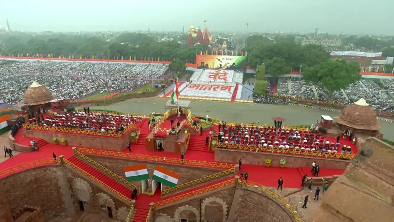 80वें स्वतंत्रता दिवस का यह समारोह कई वजहों से याद रखा जाएगा—प्रधानमंत्री मोदी का 13वां लगातार संबोधन, लाल किले पर पहली बार ‘वंदे मातरम्’ की प्रस्तुति, युवाओं को केंद्र में रखने वाली थीम और हजारों विशेष मेहमानों की मौजूदगी। अब इन खास पलों की तस्वीरें देशभर में स्वतंत्रता दिवस की यादों को और खास बना रही हैं। (Img: X)