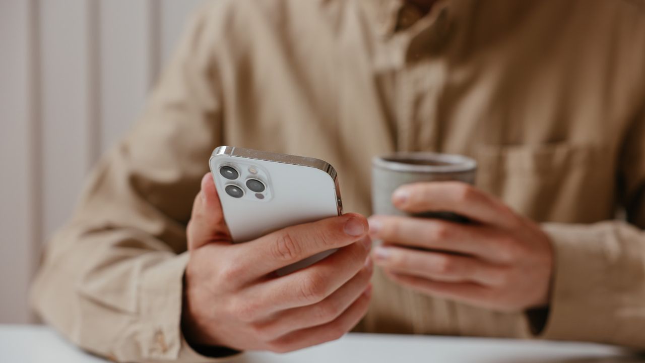 iPhone का शौक पड़ा भारी! हर महीने EMI का बढ़ता गया दबाव, दिल्ली में परेशान होकर युवक ने उठाया ये खौफनाक कदम