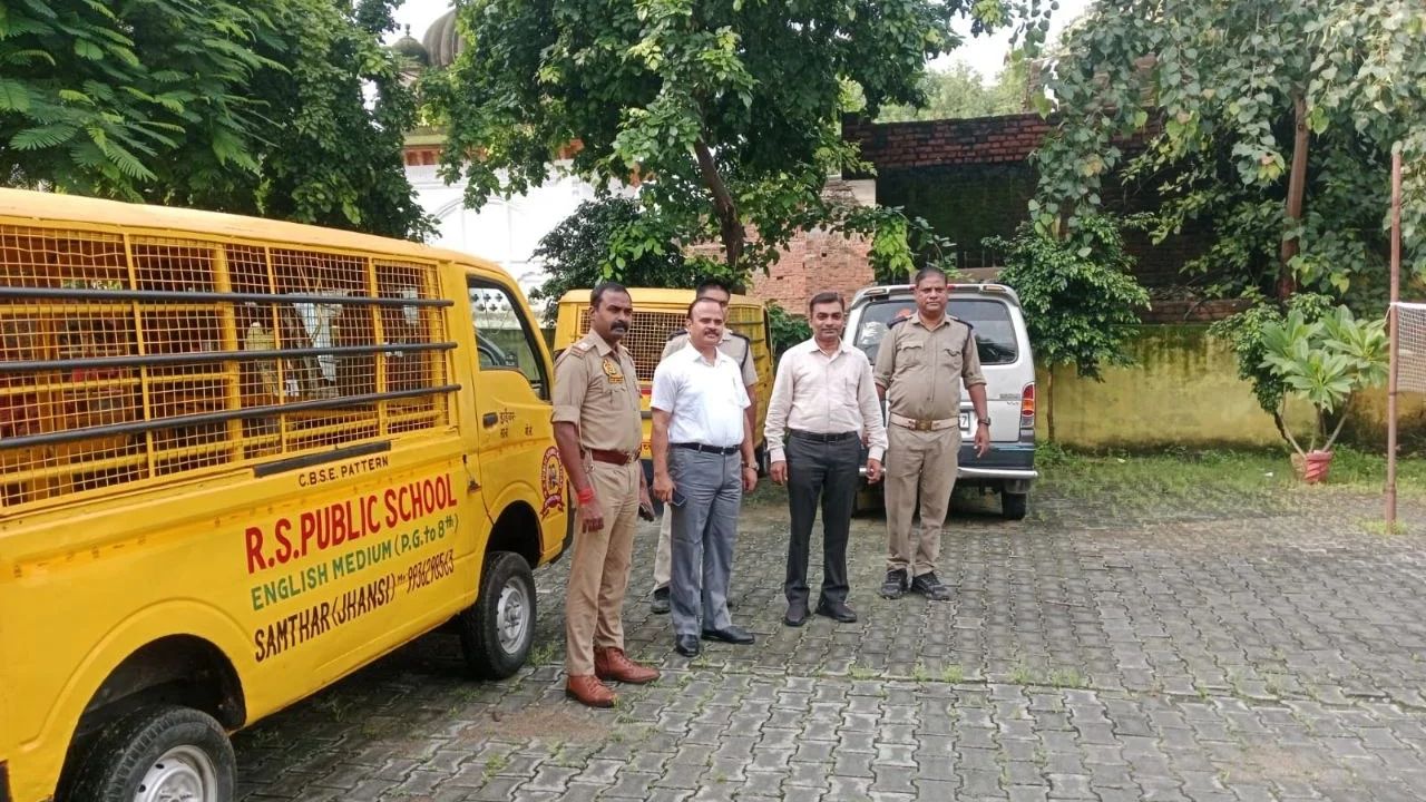 झांसी में स्कूल वाहनों पर पुलिस का शिकंजा, जांच में मिली खामियां तो दो मैजिक गाड़ियां सीज