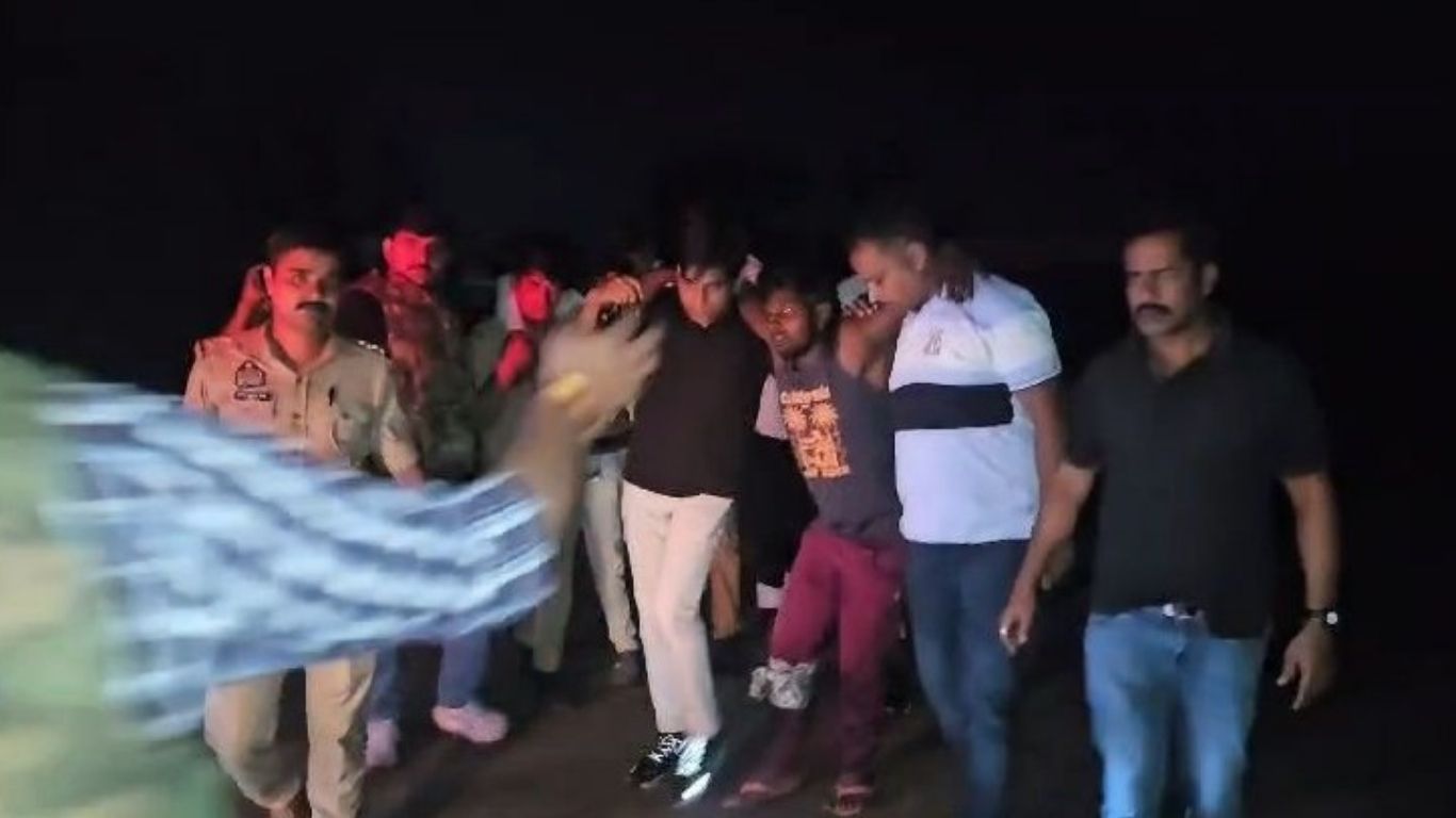 झांसी लूटकांड में 4 आरोपी पुलिस एनकाउंटर में घायल, थाना प्रभारी बाल-बाल बचे