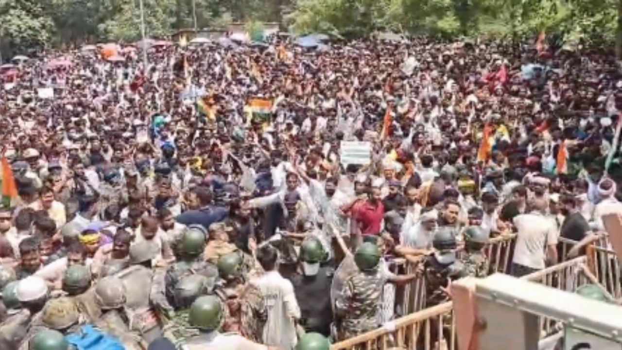 Jharkhand Protest: रांची में विधानसभा घेरने जा रहे प्रदर्शनकारी छात्रों पर पुलिस ने बरसाईं लाठियां
