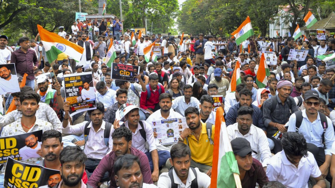 Jharkhand Protest: प्रदर्शनकारी छात्रों ने उखाड़ीं बैरिकडिंग, पहुंचे विधानसभा; पुलिस से भिड़ंत और भारी तनाव