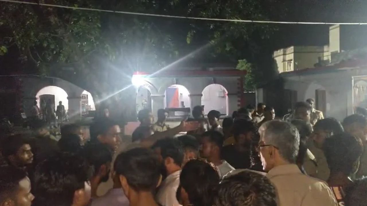 कन्नौज में खाकी पर सवाल, मारपीट रोकने गए युवकों की पिटाई का आरोप, थाने में धरने पर बैठे लोग