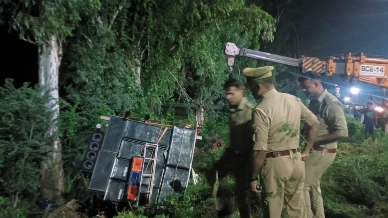 तेज रफ्तार बनी मुसीबत! बदायूं में गहरी खाई में गिरी कांवड़ियों से भरी ट्रॉली, 30 श्रद्धालुओं की जान…