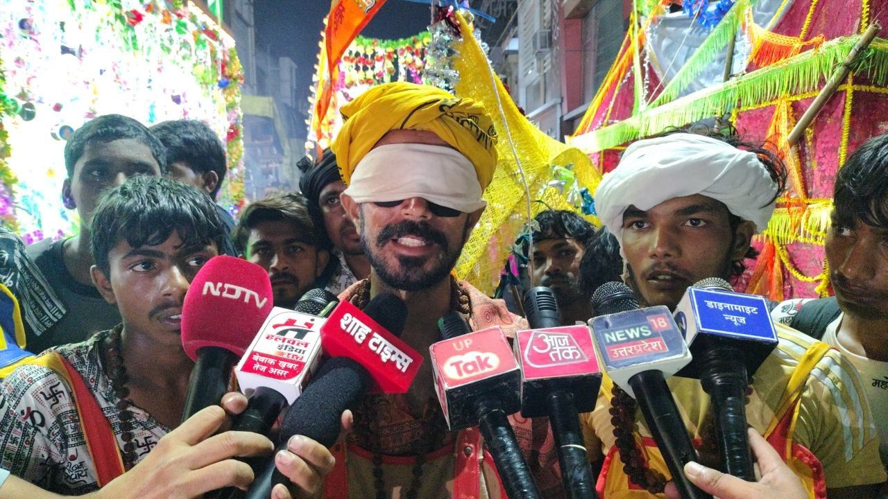 मुजफ्फरनगर में दिखी अनोखी कांवड़, आंखों पर पट्टी और साथ में गाय लेकर क्यों चल रहा ये भक्त?