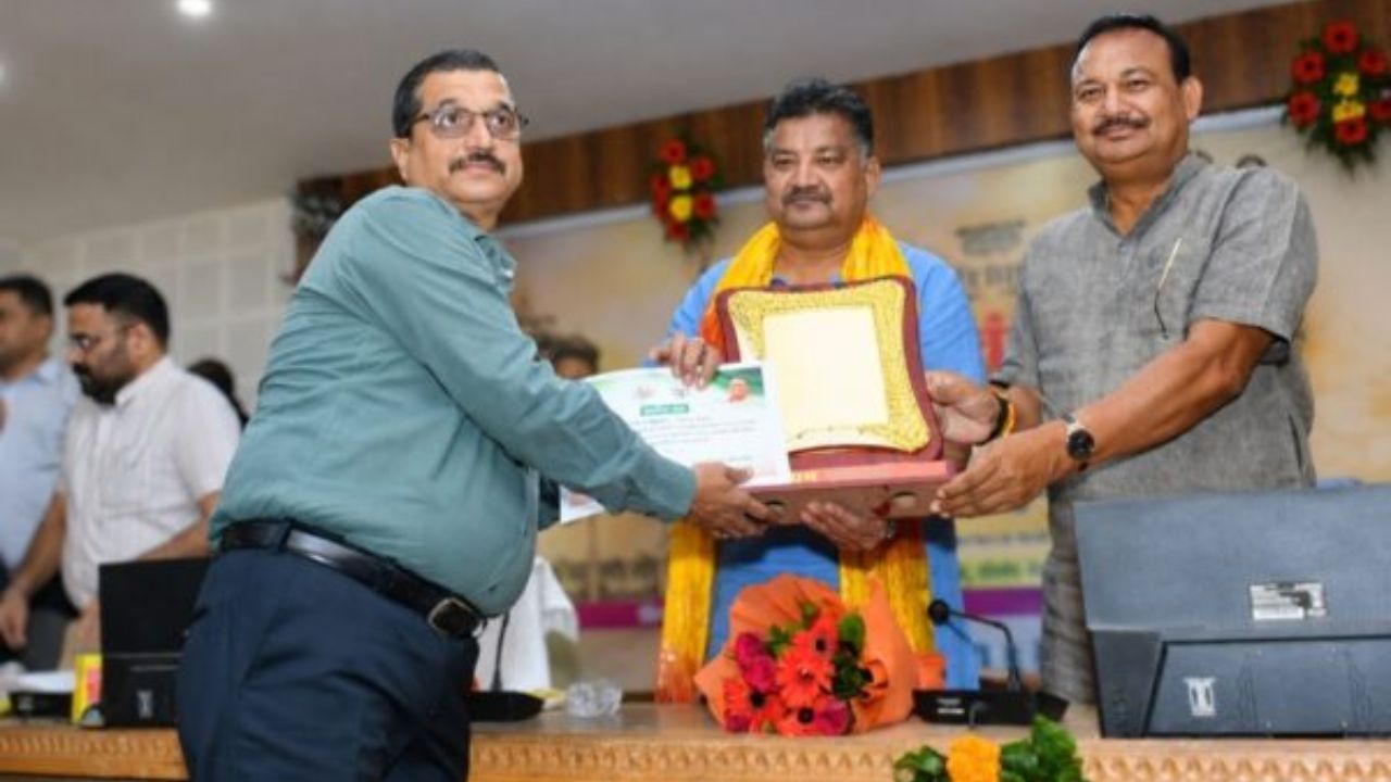 मनरेगा के मोर्चे पर खजनी ने लहराया परचम, बीडीओ रमेश शुक्ला को मिला बड़ा सम्मान