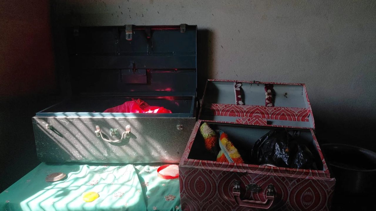 कोल्हुई में बंद पड़े घर का ताला तोड़कर चोरी, पूछताछ के लिए कई लोगों को पुलिस ने उठाया