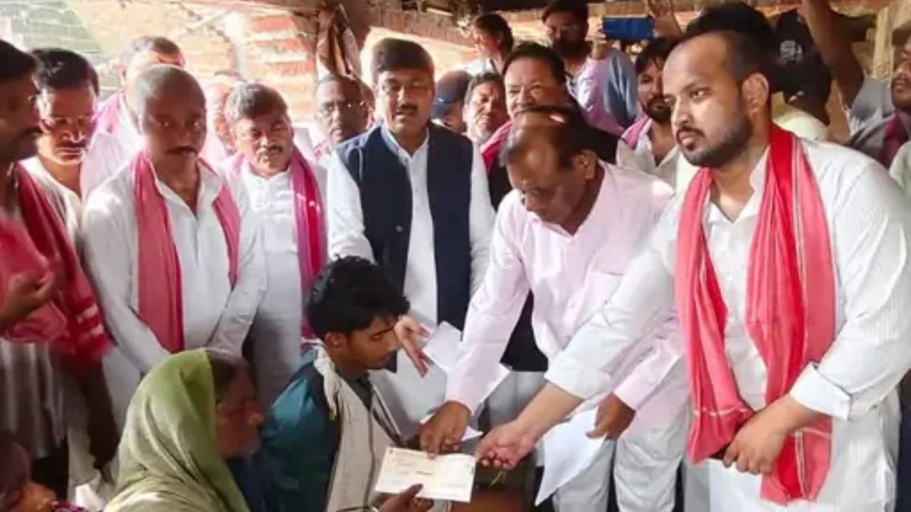 सपा ने भिण्ड हादसे के पीड़ित परिवारों को दी आर्थिक मदद, दर्द में साथ हुई खड़ी