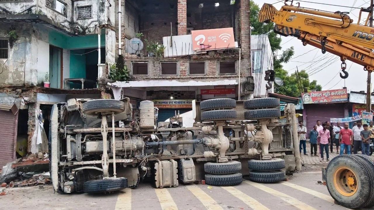Maharajganj News: आधी रात को मकान में जा घुसा बेकाबू डंपर, जोरदार टक्कर से मचा हड़कंप; बाल-बाल बची बड़ी अनहोनी