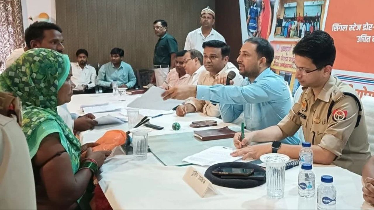 समाधान दिवस में DM का बड़ा एक्शन: महराजगंज के इस अधिशासी अभियंता का अगले आदेश तक रोका वेतन, प्रमुख सचिव को भी…