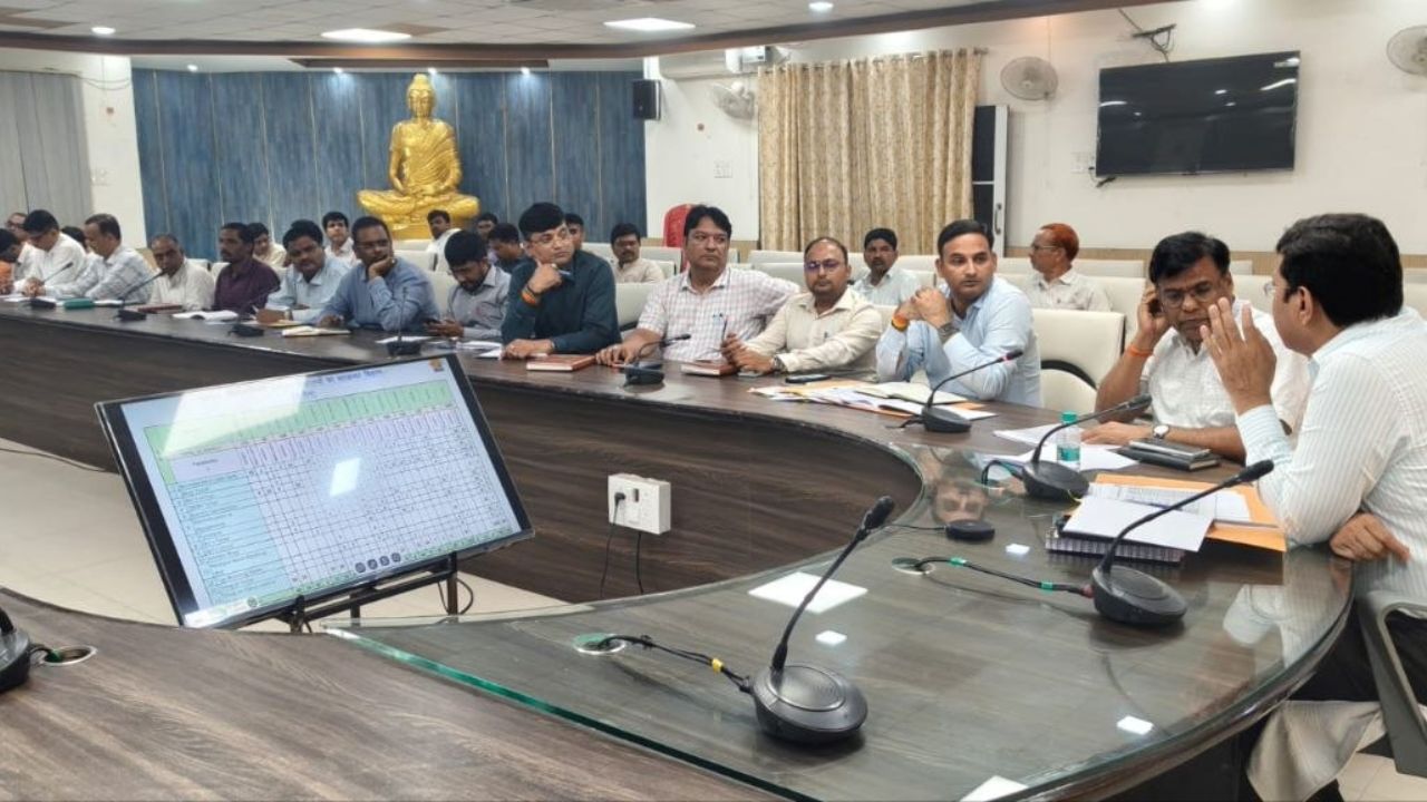 Maharajganj: ऑपरेशन कायाकल्प में लापरवाही पर सीडीओ सख्त, एक सप्ताह में शुरू हों सभी लंबित कार्य