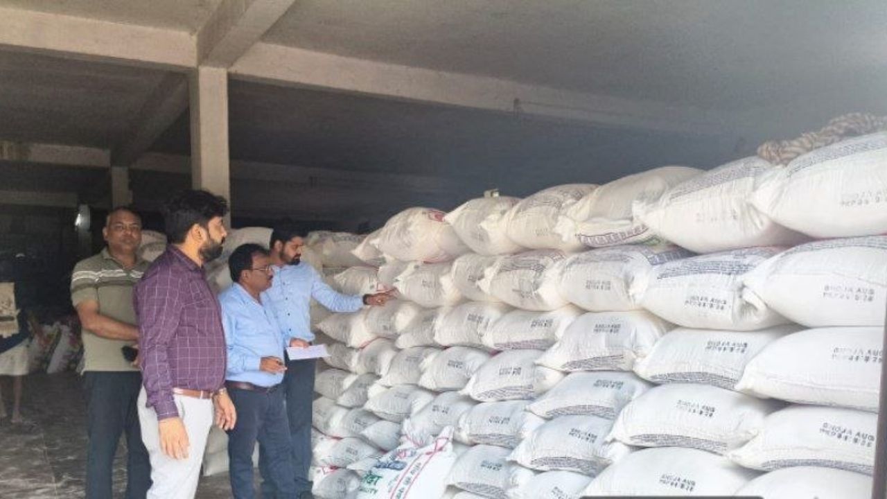 Maharajganj: अब मिलावट पर होगी सीधी कार्रवाई… महराजगंज में आटा-मैदा मिलों पर छापे से मचा हड़कंप, जांच रिपोर्ट खोलेगी राज