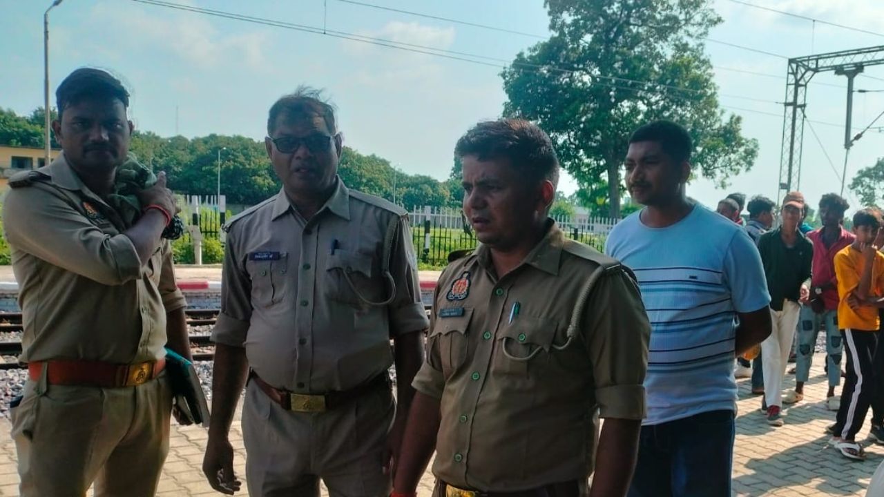 अंत्योदय एक्सप्रेस गुजरते ही मच गई चीख-पुकार! बृजमनगंज स्टेशन पर ट्रेन की चपेट में आने से युवक की मौत