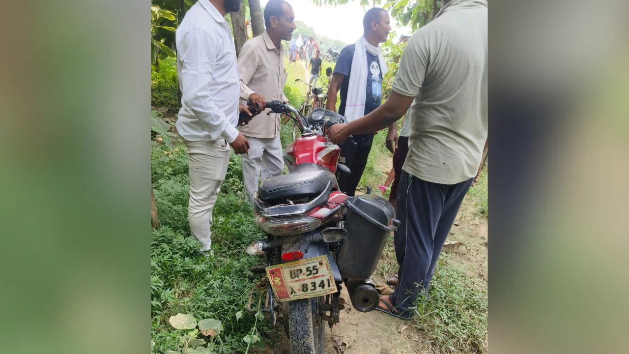 कोल्हुई: बार्डर रोड पर तेज रफ्तार बाइक पेड़ से टकराई, दो युवक गंभीर