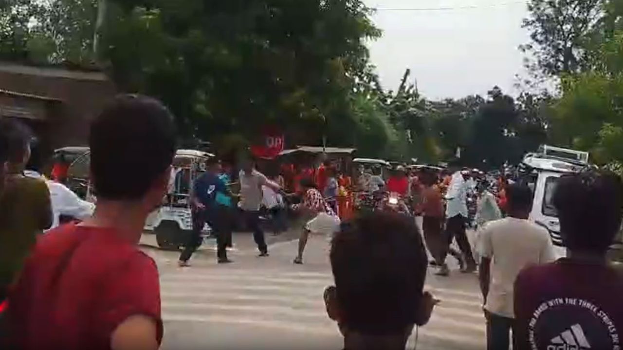 निचलौल में ऑटो चलाने को लेकर भिड़े चालक, लाठी-डंडों से हुई जमकर मारपीट; युवक की हालत गंभीर