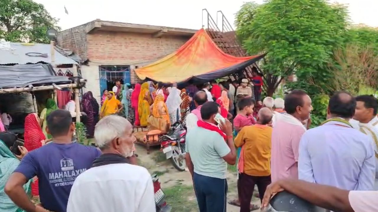 Maharajganj: खेत में निराई कर रही महिला के साथ हुआ ये हादसा, पहुंची अस्पताल और फिर…