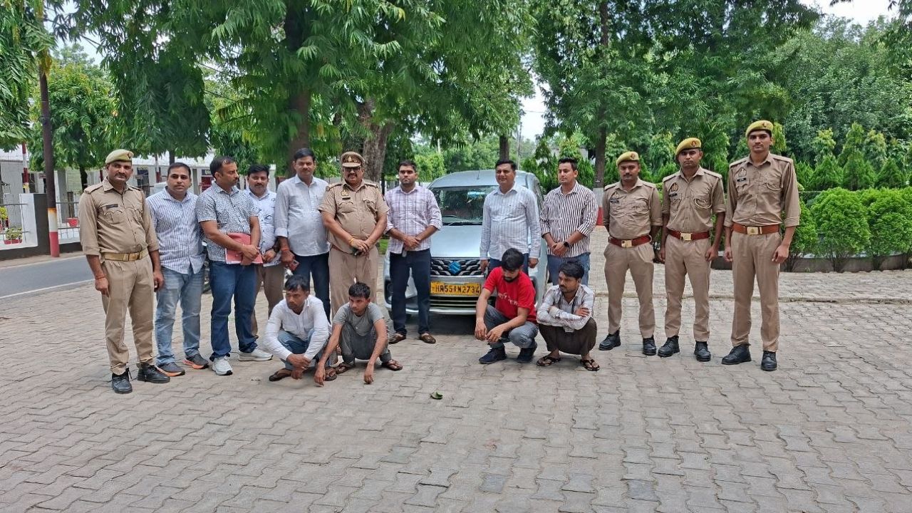 Mainpuri: चार बदमाश गिरफ्तार, 32 मोबाइल और हथियार बरामद… आखिर कहां से आया इतना बड़ा माल?
