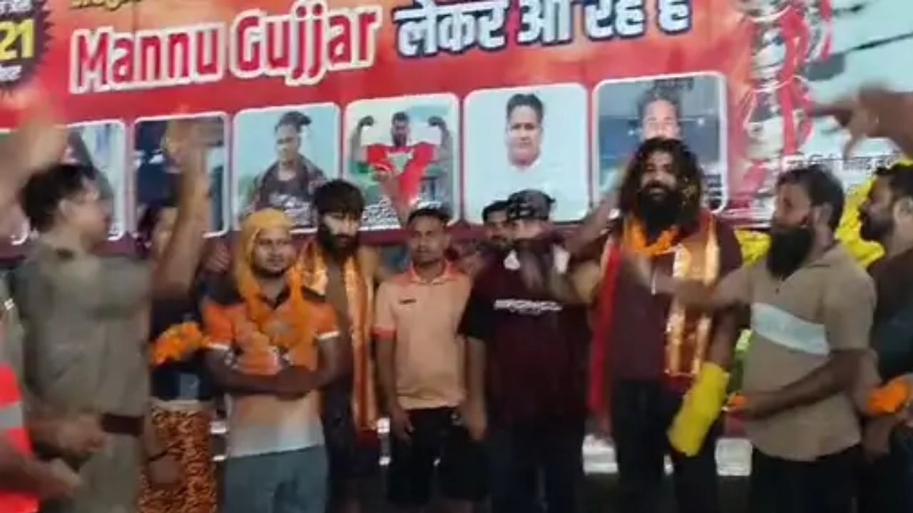 ‘बम-बम भोले’ के जयकारों से गूंजा ग्रेटर नोएडा, हरिद्वार से 221 लीटर गंगाजल लेकर पहुंचा मन्नू गुर्जर, जानें क्या है मनोकामना?