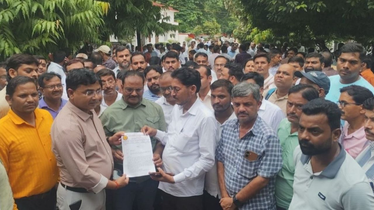 Sitapur News: मिड-डे मील में लापरवाही या शिक्षकों पर गाज? प्राथमिक शिक्षक संघ ने DM से की FIR की समीक्षा की मांग