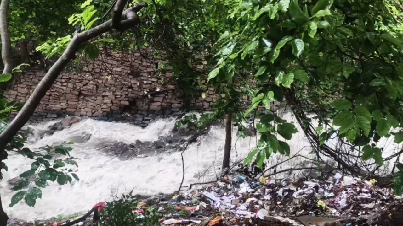 मिर्जापुर में गंगा में गिर रहे 22 गंदे नाले, नमामि गंगे योजना पर उठे सवाल