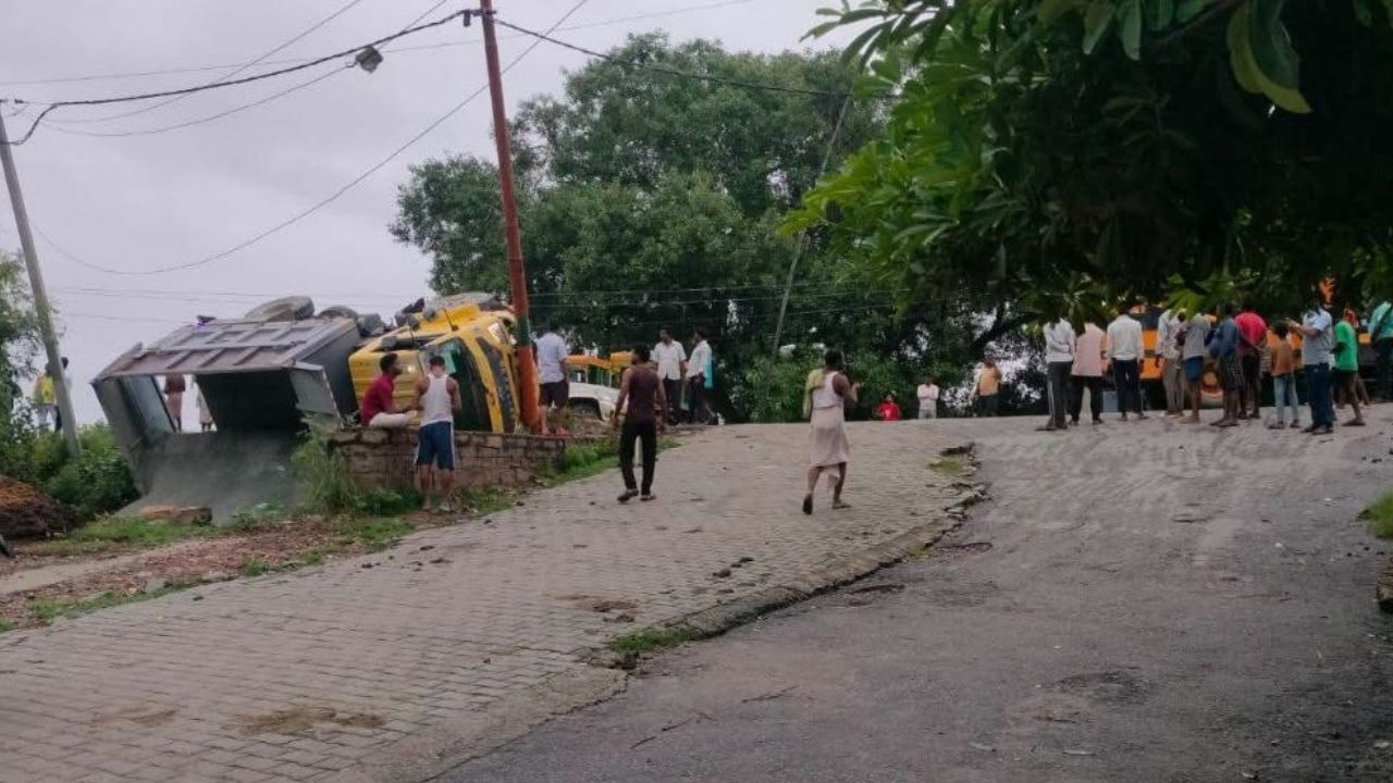 “रोक के बावजूद रात में फिर दौड़ रहे ओवरलोड ट्रक”, चुनार पक्का पुल पर पलटा भारी वाहन, मॉर्निंग वॉक कर रहे लोगों की बची जान