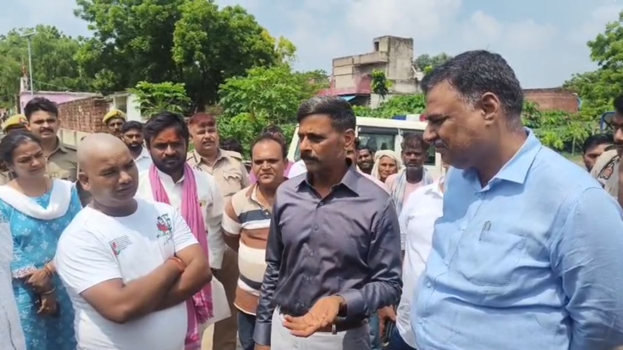 6 महीने में धंस गई सड़क, आमघाट पुल बंद; पहली बरसात भी नहीं झेल पाया नया एप्रोच मार्ग