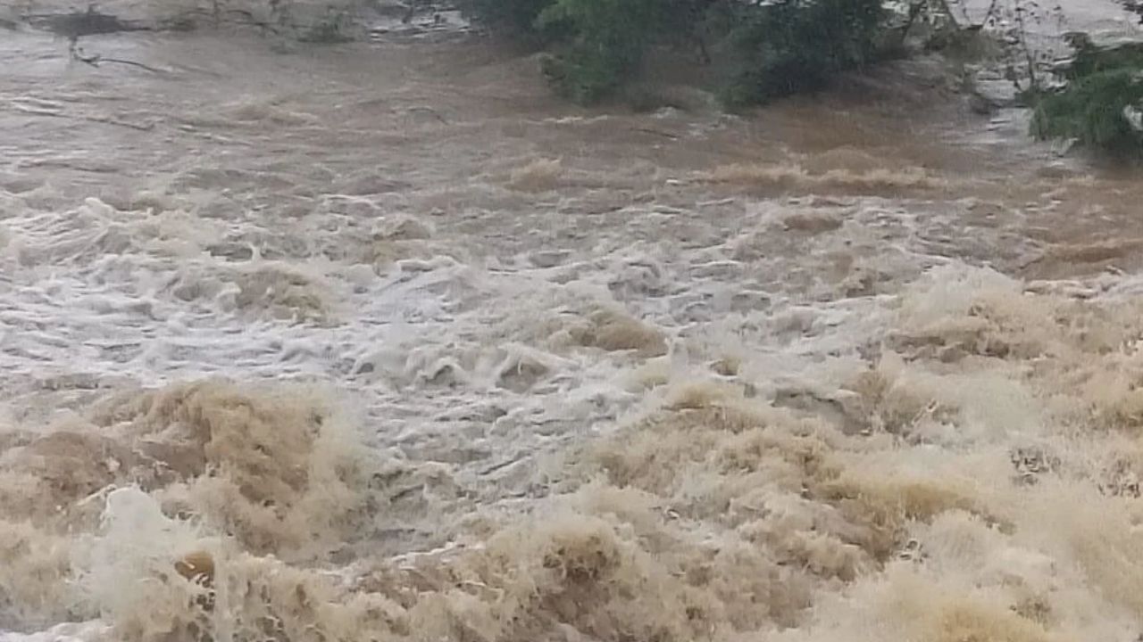 मिर्ज़ापुर में बाढ़-बारिश का कहर जारी, अदवा नदी के उफान में बहा युवक, तलाश में जुटे ग्रामीण