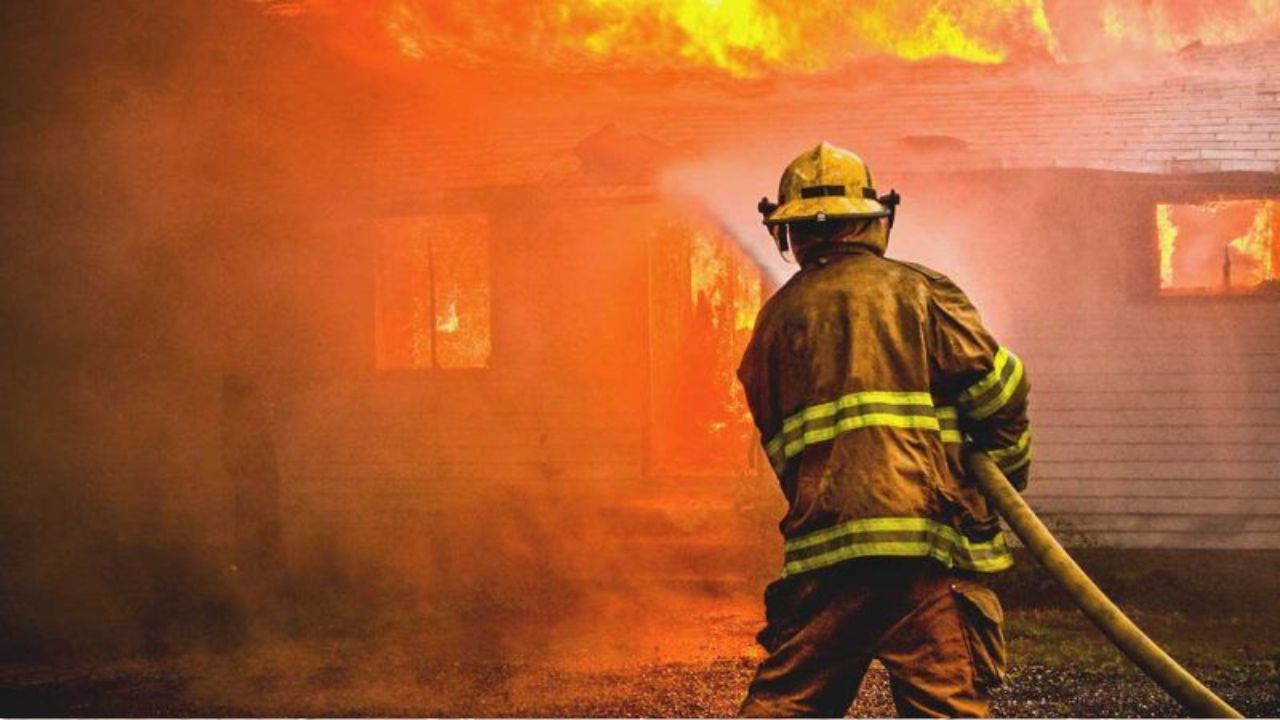 काल बनकर आई आग: मुंबई में कमर्शियल बिल्डिंग धू-धू कर जली, 11 लोगों की यूं बची जान