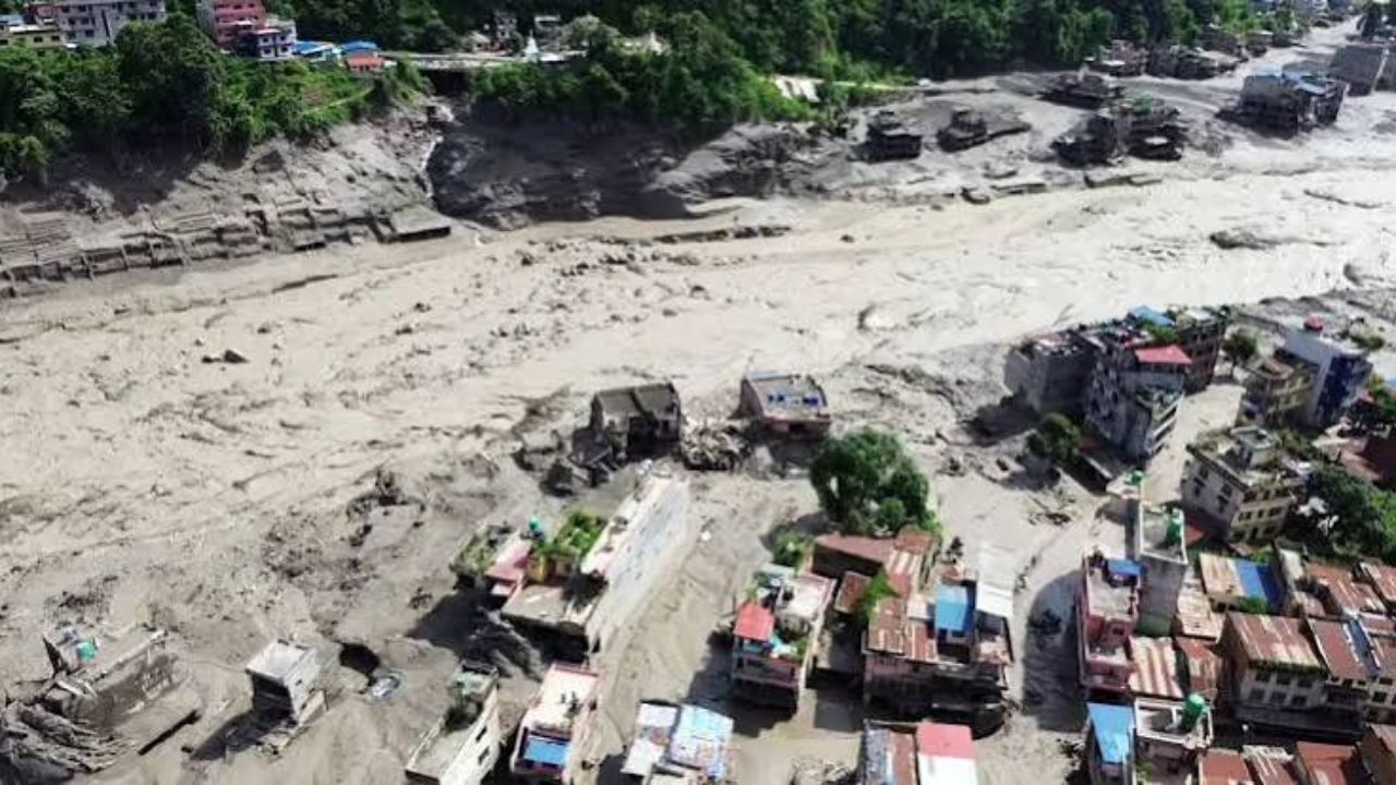 Nainital: नेपाल में बाढ़ से नैनीताल प्रशासन अलर्ट, नागरिकों की मदद के लिए जारी किए हेल्पलाइन नंबर