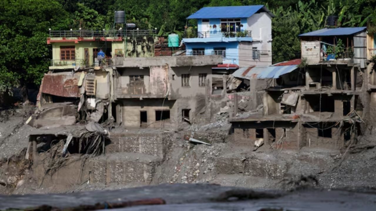 Nepal Flood: नेपाल बाढ़ से बचकर आए भारतीयों ने सुनाई रोंगटे खड़े करने वाली आपबीती