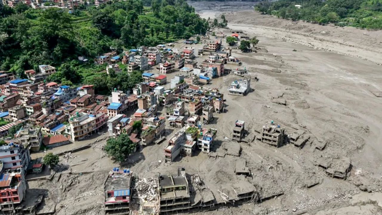 तबाही का सैलाब: नेपाल-तिब्बत बॉर्डर पर 160 मौतें और 800 से ज्यादा लोग लापता