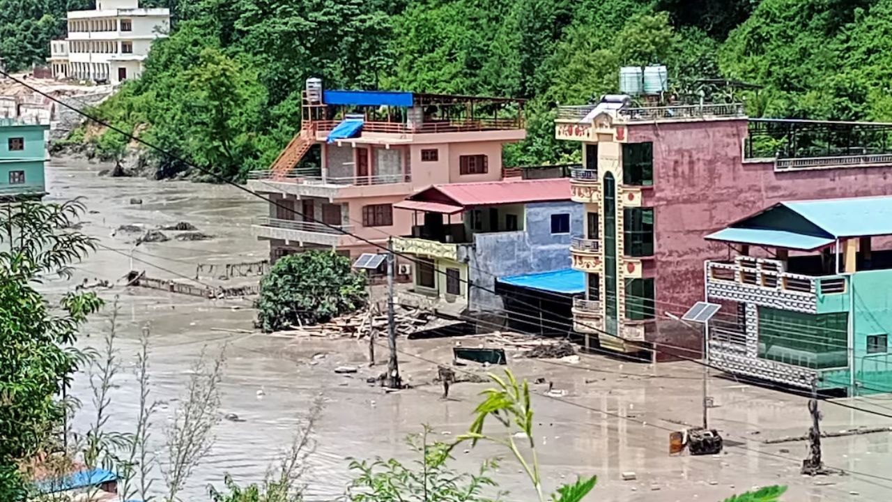 नेपाल में बाढ़ का कहर: कैलाश यात्रा पर निकले 400 तीर्थयात्री लापता, भारत से चीन तक अलर्ट