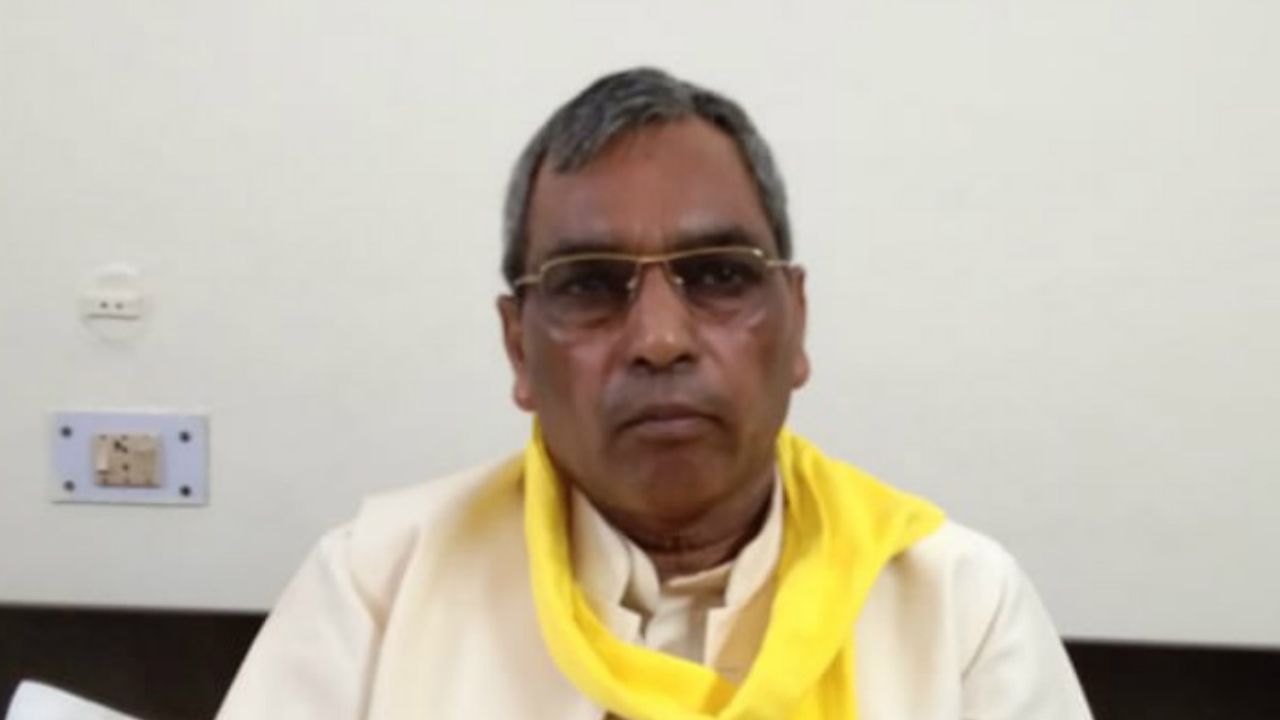 “मैं इन 5 बहनों की पूरी जिम्मेदारी लेता हूं”… अनाथ बेटियों के घर पहुंचे ओमप्रकाश राजभर, देवरिया की कहानी सुन भावुक हुए मंत्री