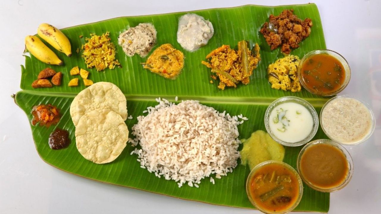 साध्या की शुरुआत ही देखने में दिलचस्प होती है। केले के पत्ते पर नमक, पका केला, केले के चिप्स, शर्करा वराट्टी, पप्पडम और अलग-अलग अचार रखे जाते हैं। इंजी पुली भी इसका खास हिस्सा होती है। इसके बाद थोरन, मेझुक्कुपुरट्टी, अवियल, ओलन, कालन, एरिसरी, कूटू करी, पचड़ी, किचड़ी और पुलिसरी जैसे व्यंजन परोसे जाते हैं। हर डिश का अपना स्वाद और अपनी खास पहचान होती है, जिससे एक ही पत्ते पर स्वादों की पूरी दुनिया सज जाती है।  (Img: Pinterest)