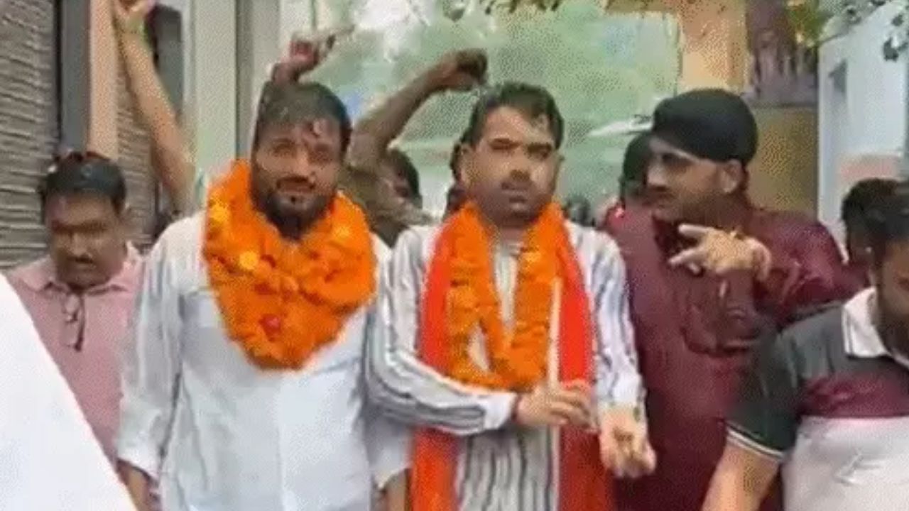 सांसद पप्पू यादव पर चप्पल फेंकने के बाद हीरो बने सुमित और हैप्पी, बुलंदशहर में हुआ भव्य स्वागत, पढ़ें दोनों आरोपियों का इतिहास
