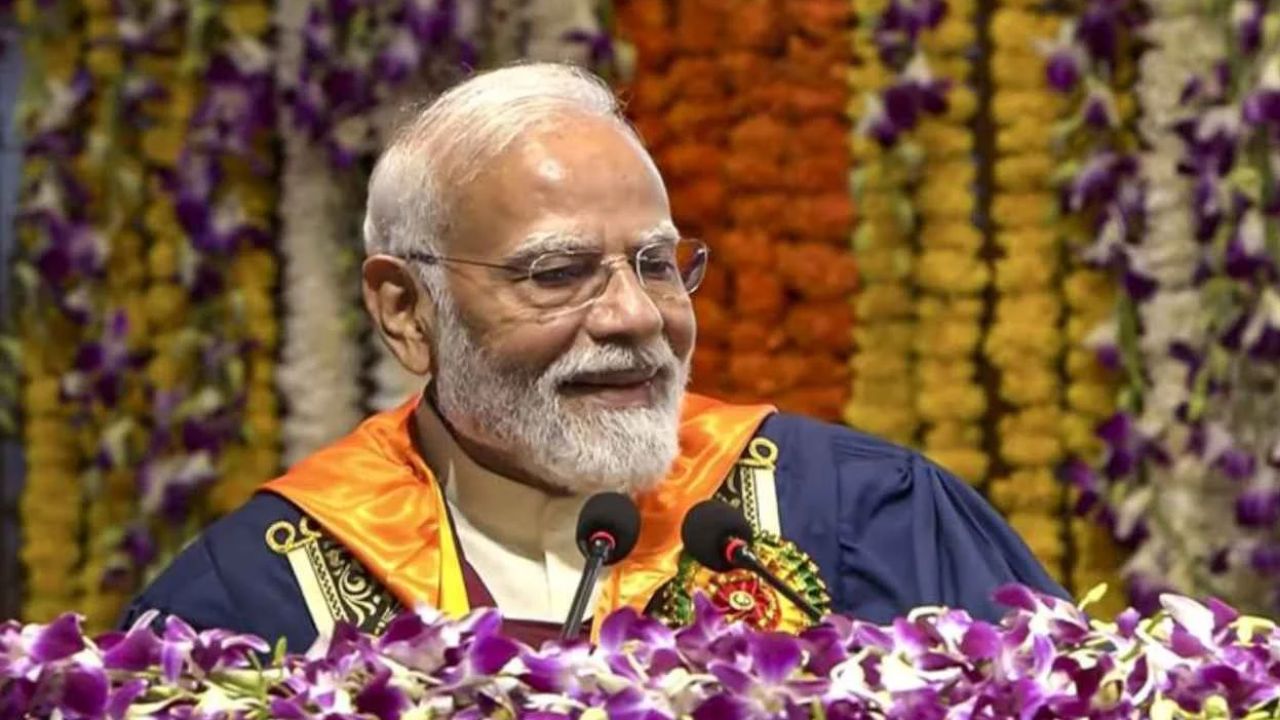 छात्रों के बीच में पीएम मोदी बोले- मैं बाबा बागेश्वर नहीं हूं, पढ़ें दिल्ली की यह खास खबर