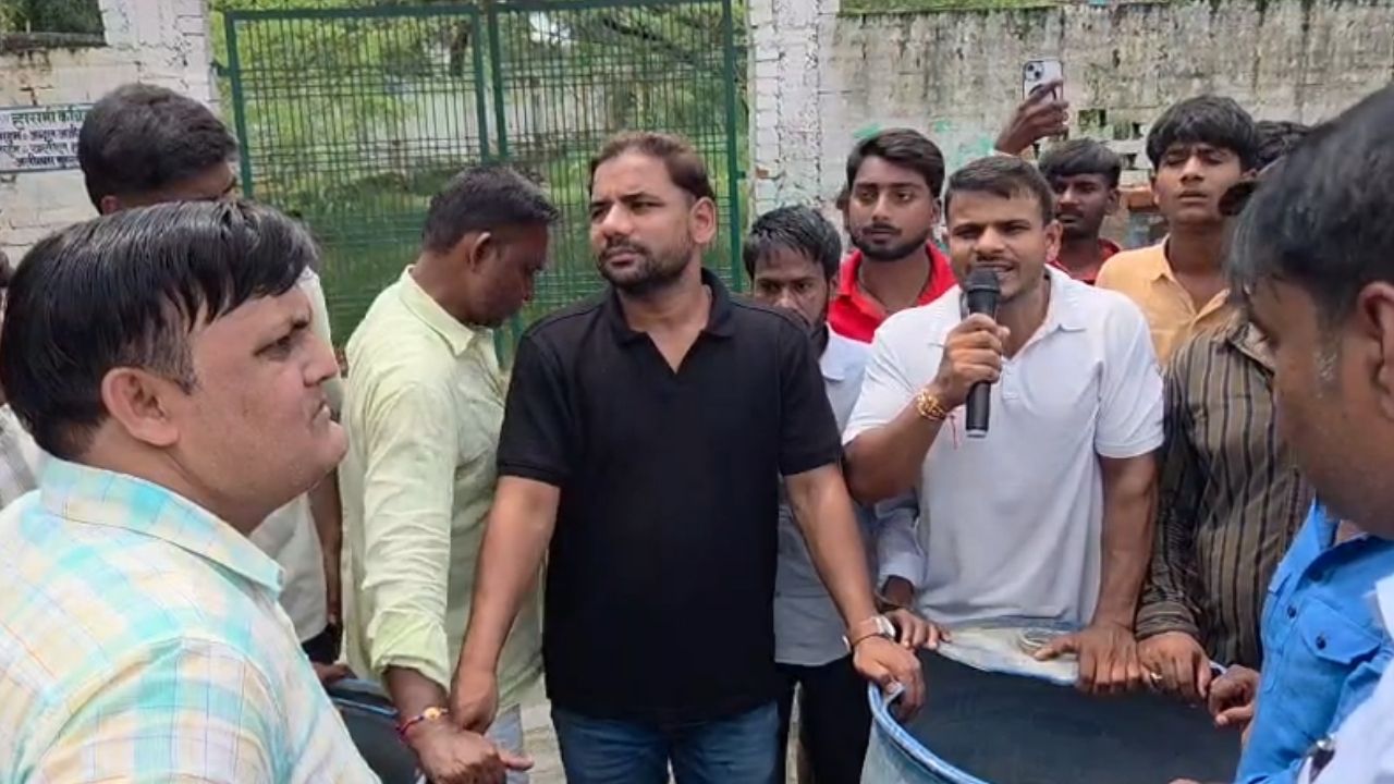 ‘एक हफ्ते में समाधान नहीं तो घेराव’, चंदौली में जलभराव को लेकर लोगों ने खोला मोर्चा