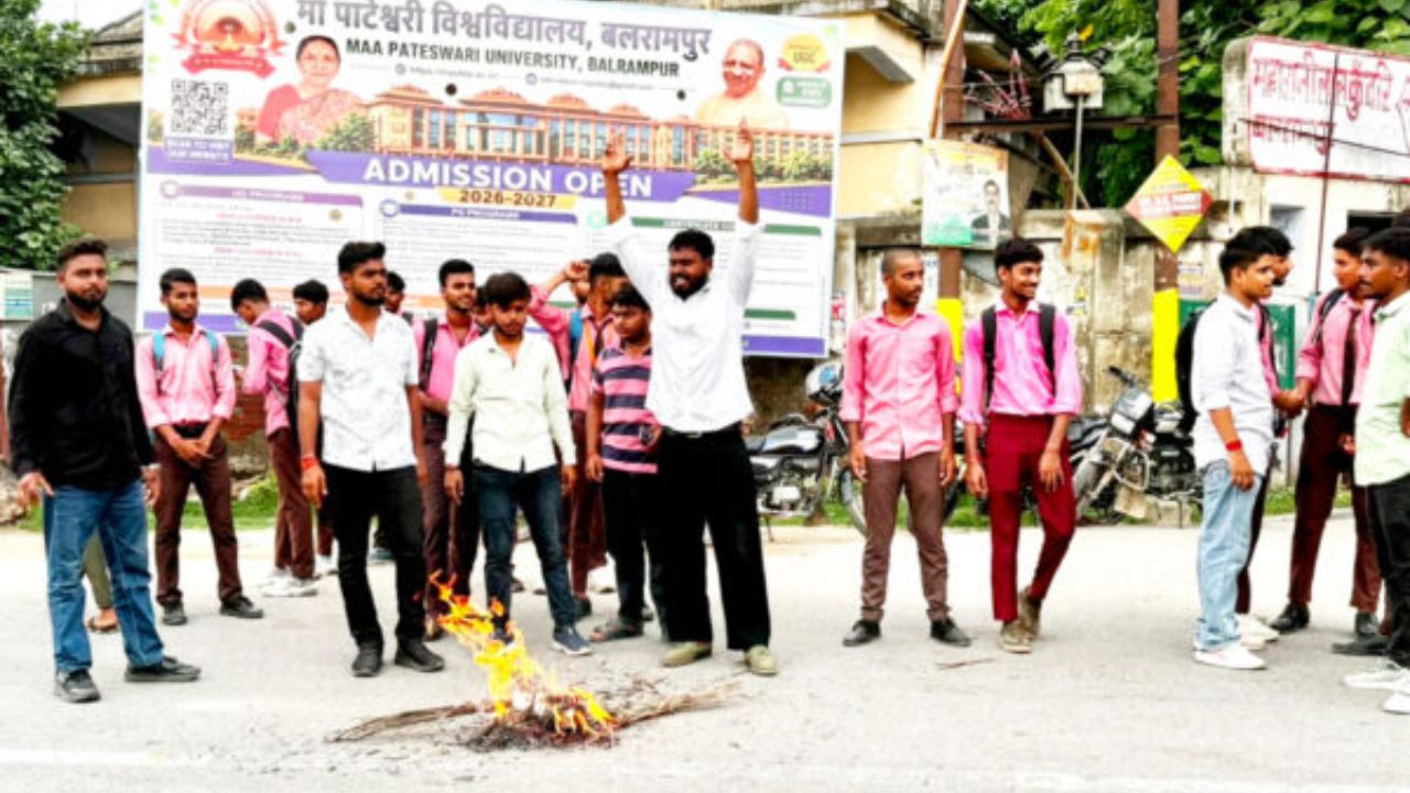 झारखंड पेपर लीक और लाठीचार्ज के विरोध में बलरामपुर में ABVP का उग्र प्रदर्शन; फूंका हेमंत सोरेन का पुतला