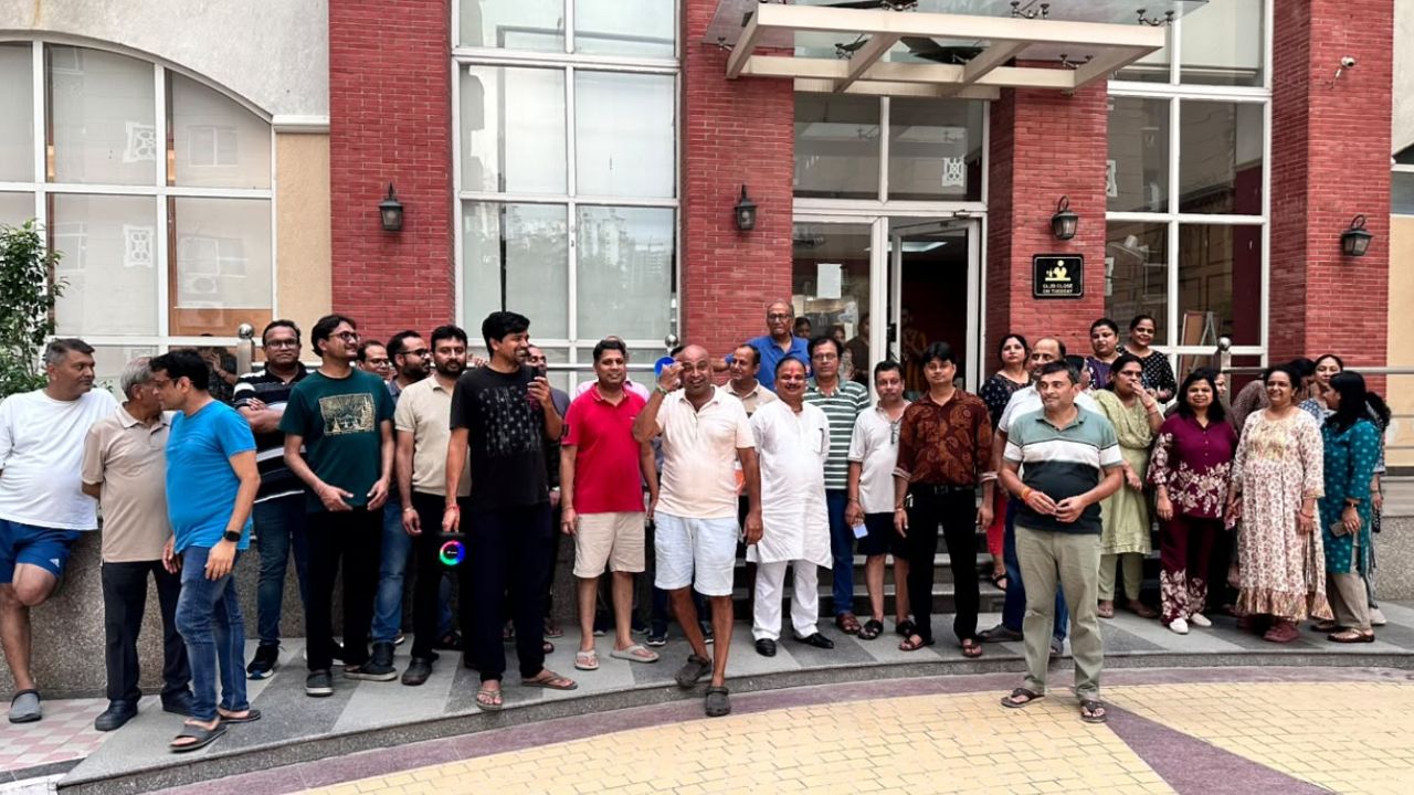 घर खरीदा सुकून के लिए, अब हक की लड़ाई लड़ रहे लोग… नोएडा Hyde Park में निवासियों का बड़ा प्रदर्शन